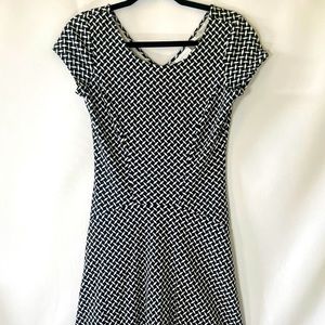 New York And Company Women's Size XS Shortsleeve Black Stretch Dress V Neck